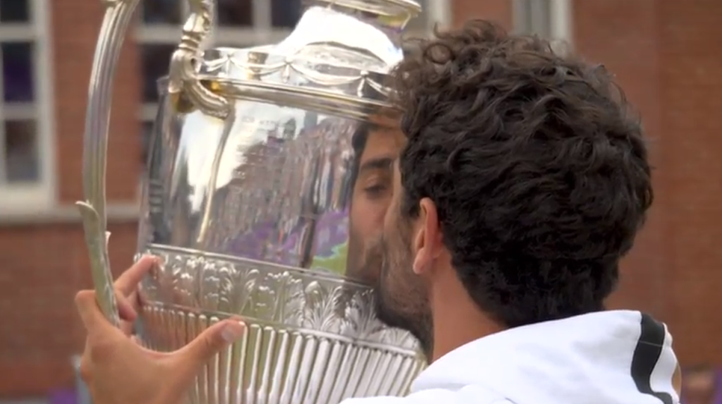 Matteo Berrettini alza la coppa Queen's