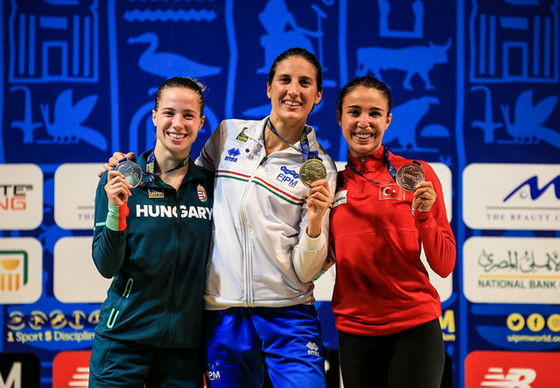 elena micheli con medaglia d'oro