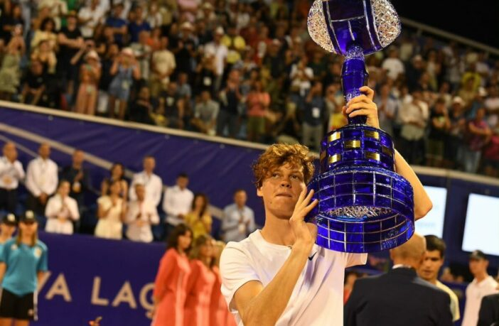 Jannik Sinner con la coppa in croazia